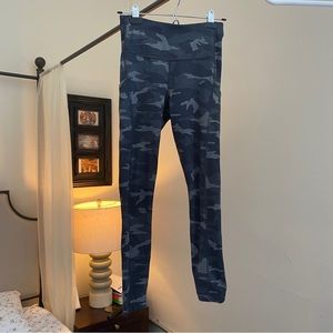 Athleta Ultimate Stash Pocket Camo 7/8 Tight